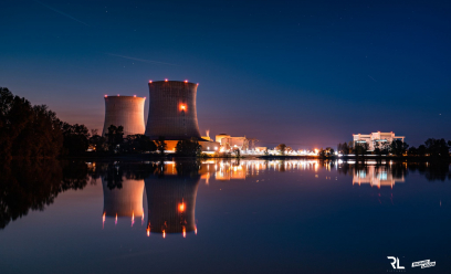 Vue extérieure de nuit de la centrale de Saint-Laurent