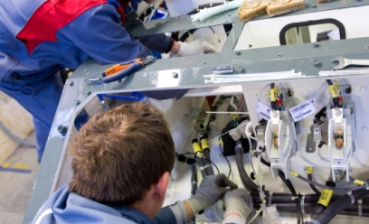 Vue intérieure - 3 collaborateurs dans l'usine