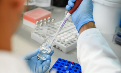 Personnel de laboratoire de recherches en activité.