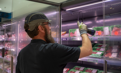 Le technicien réalise un contrôle de détection de fuites des vitrines réfrigérées