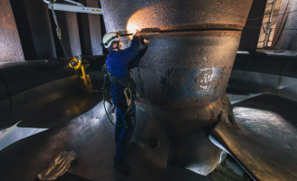 EDF Hydro Est - Usine hydraulique de production d'électricité bas carbone de Fessenheim - Vue d'un technicien de maintenance effectuant des contrôles de sureté lors du démontage de l'hélice à pas variable de la turbine de type Kaplan du Groupe n°3