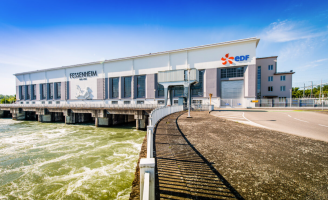 EDF Hydro Est - Usine hydraulique de production d'électricité bas carbone de Fessenheim - Vue de l'extérieur du bâtiment et sorties des turbines dans le canal d'Alsace