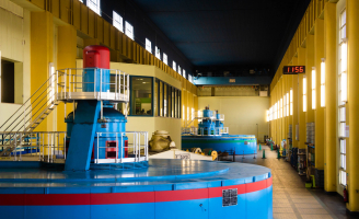 EDF Hydro Est - Usine hydraulique de production d'électricité bas carbone de Fessenheim - Vue en enfilade des 4 groupes de production dotés d'hélices à pas variable de type Kaplan