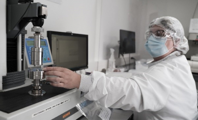 Une technicienne varifie les performances d’un protège aiguille dans le laboratoire