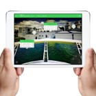 Deux mains qui tiennent une tablette de démonstration de réalité augmentée