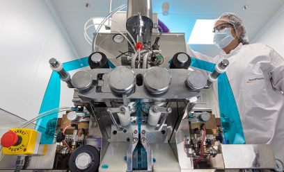 Opératrice sur machine de fabrication de capsules