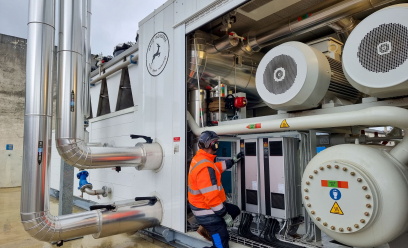 .Le technicien intervient sur un aéroréfrigérant