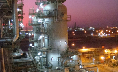 Les trains Qatargas 2 GNL sont situés à Ras Laffan, au Qatar. L'État du Qatar possède les six plus grands trains de GNL du monde, d'une capacité de production de 7,8 Mtpa chacun de GNL