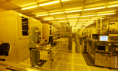 L'atmosphère de la salle blanche est controlée en température, humidité et particules: le personnel porte une tenue pour ne pas y apporter de poussière.